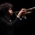 Trompeter spielt Trompete live bei einer Feier oder Veranstaltung