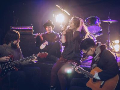 Live Band probt auf der Bühne mit Sängern und Musikern